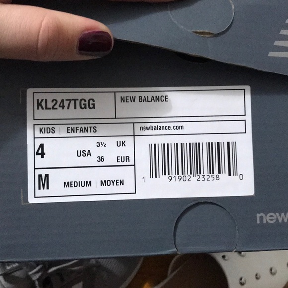 New balance sneakers never worn comes with box - Picture 3 of 7